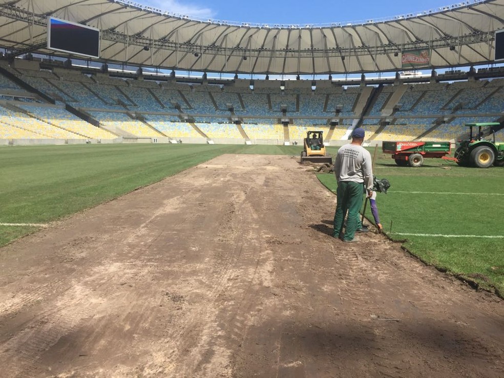 Reforma gramado Maracan&atilde; nesta sexta-feira (Foto: Divulga&ccedil;&atilde;o)