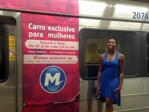 A americana Melanie Larkins, 31 anos, no vagão feminino do metrô do Rio de Janeiro (Foto: Arquivo pessoal)