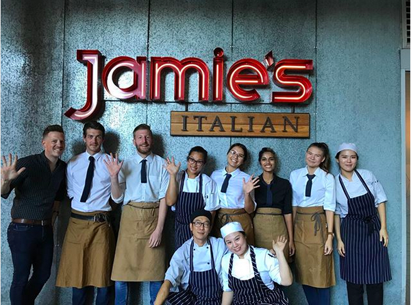 Funcionários de uma unidade da rede de restaurante de Jamie Oliver (Foto: Instagram)