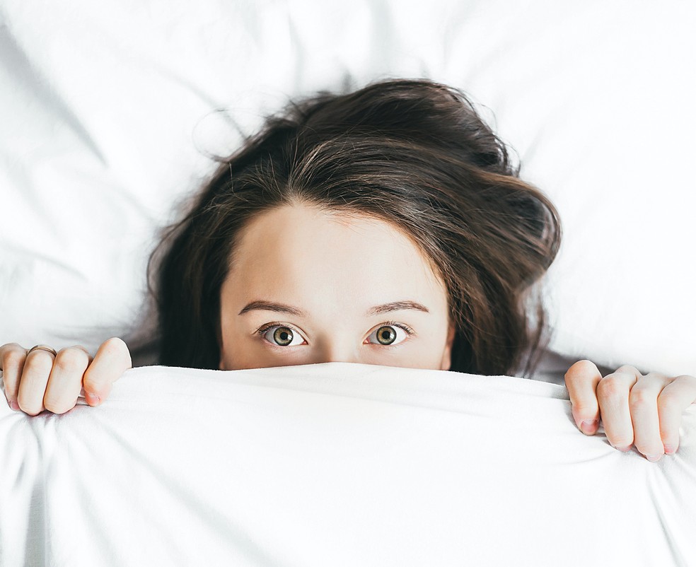 Na insônia, a pessoa tem dificuldade de iniciar o sono, de permanecer dormindo ou ambos.  — Foto: Alexandra Gorn na Unsplash