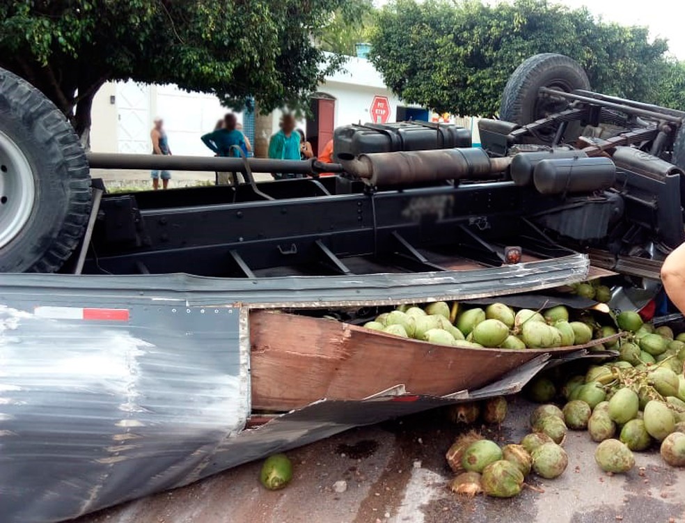 Duas pessoas ficaram feridas após veículo tombar (Foto: Iuri Cabral/ Arquivo Pessoal)