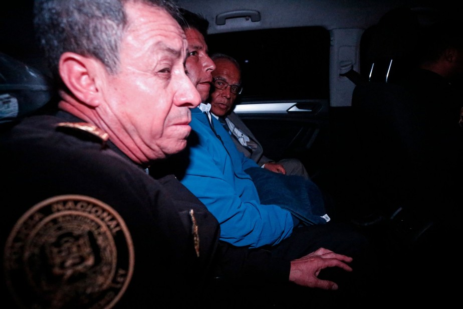 Ex-presidente do Peru, Pedro Castillo, ao ser trasladado para o centro penitenciário