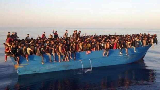 Refugiados do Oriente Médio resgatados na costa da Itália, em 2021; conflitos armados e pobreza forçaram muitos a migrar para a Europa nos últimos anos (Foto: EPA via BBC)