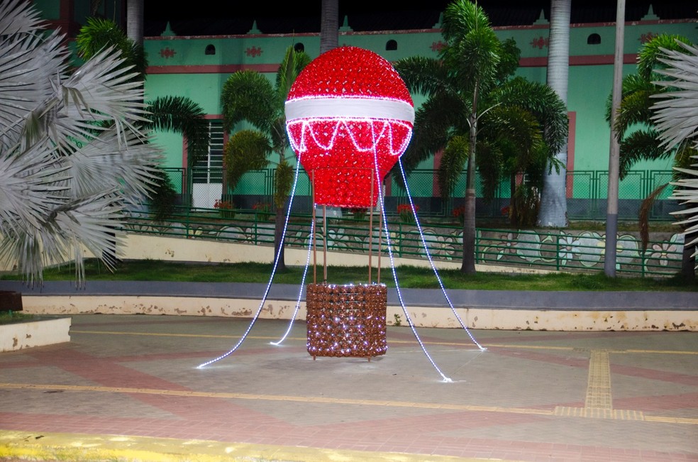 Praças de Pereiro são decoradas com material reciclável neste Natal  — Foto: Divulgação/Prefeitura de Pereiro 