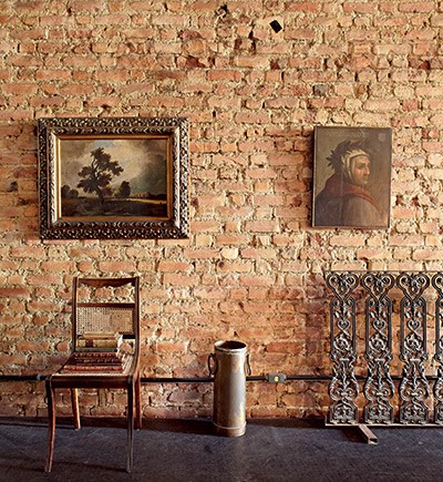  Sala de estar | Desgastados pelo tempo, os tijolos baianos contam um pouco da história da casa do arquiteto e restaurador Luciano Cavalcanti (Foto: Victor Affaro/Casa e Comida)