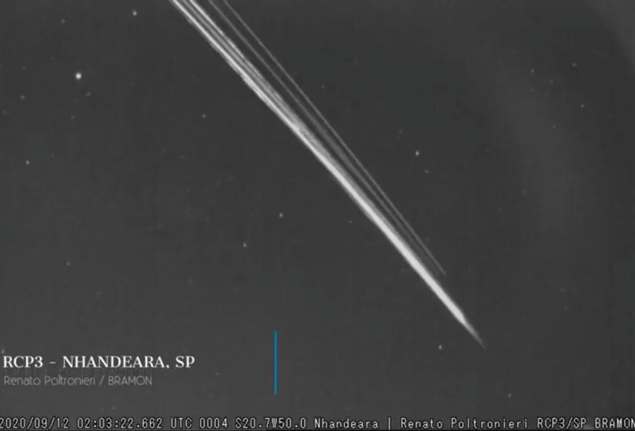 Queda do Starlink-32 é gravado por câmera de monitoramento brasileira (Foto: Reprodução/YouTube)