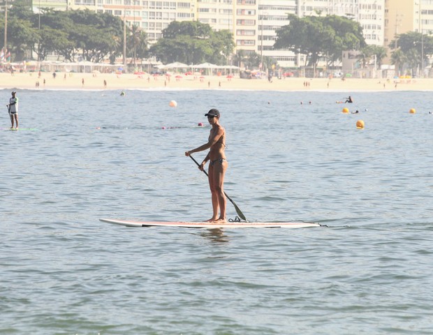 Fernanda Venturini aproveita manhã ensolarada em praia carioca (Foto: Daniel Delmiro/AgNews)