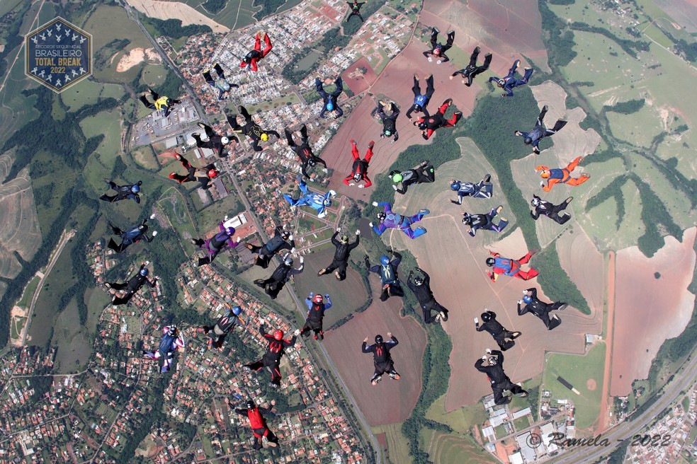 Grupo de paraquedistas bate recorde brasileiro ao formar sequência de figuras em Boituva — Foto: Confederação Brasileira de Paraquedismo/Divulgação