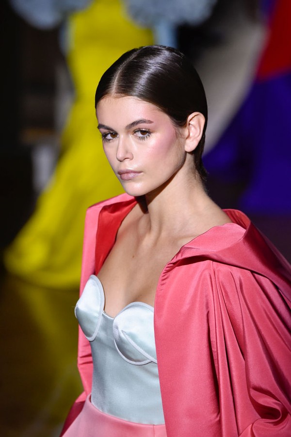 PARIS, FRANCE - JANUARY 22: Kaia Gerber walks the runway during the Valentino Haute Couture Spring/Summer 2020 show as part of Paris Fashion Week on January 22, 2020 in Paris, France. (Photo by Peter White/Getty Images) (Foto: Getty Images)