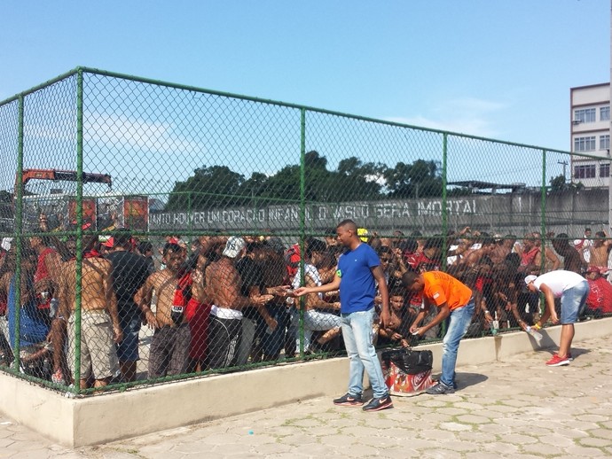 Cerca de 15 torcedores são detidos antes da bola rolar em São Januário