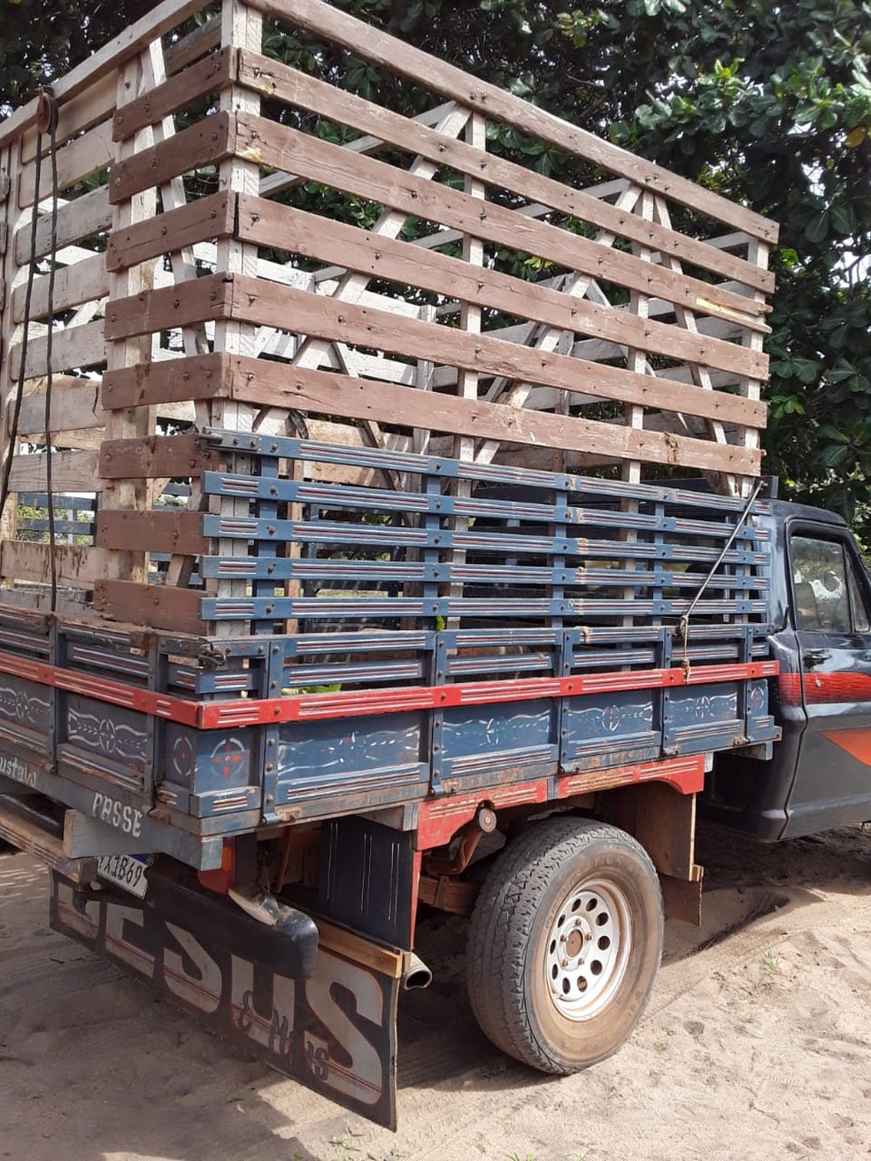 Caminhão usado no crime em Taipu foi encontrado na Zona Norte de Natal — Foto: Divulgação