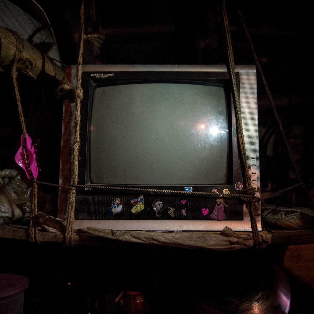 A TV é o item favorito da família Ali dentro de casa — Foto: Luc Forsyth/Dollar Street