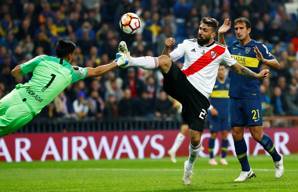 Pratto foi um dos jogadores que mais procurou o jogo em Madri â€” Foto: Reuters