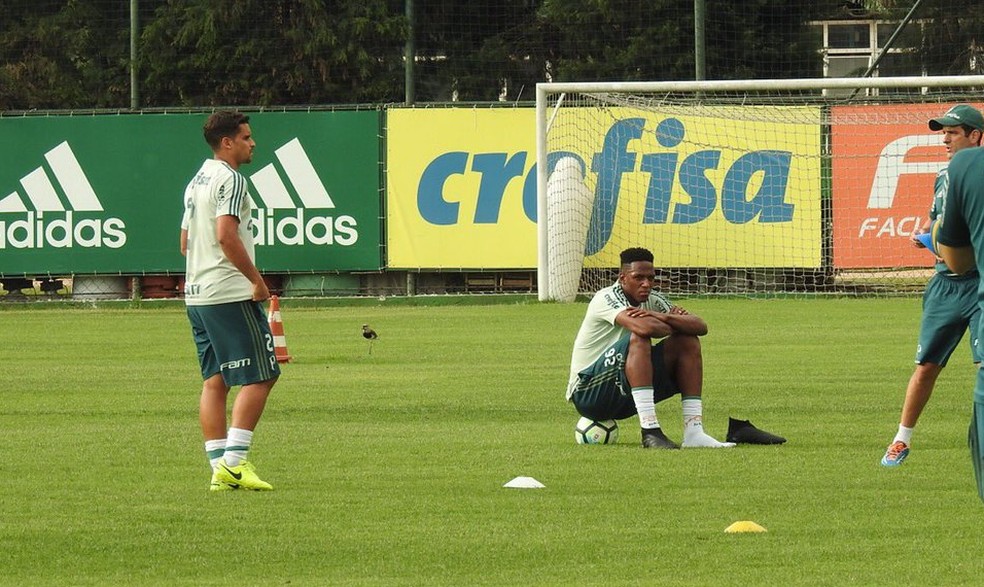 Jean é outro que apareceu em campo nesta segunda-feira (Foto: Felipe Zito)