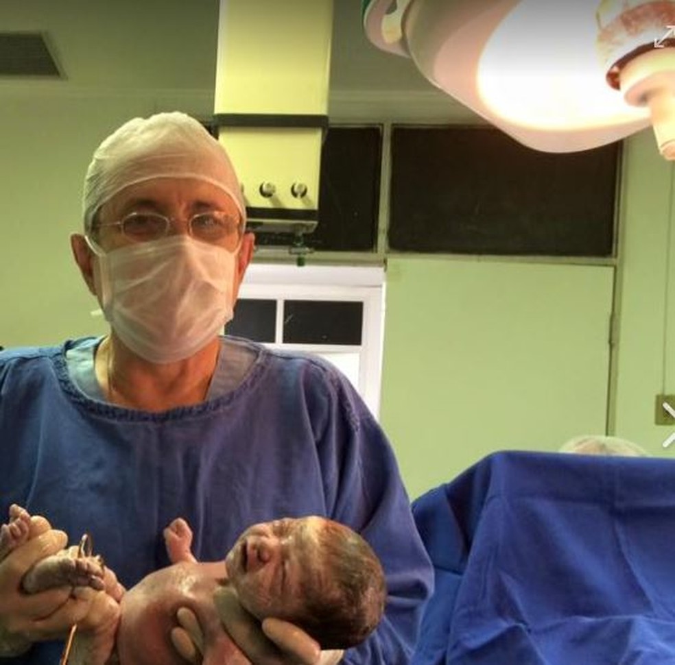 Médico começou a presentear as mães dos recém-nascidos a cada parto que realizava  — Foto: Arquivo Pessoal 