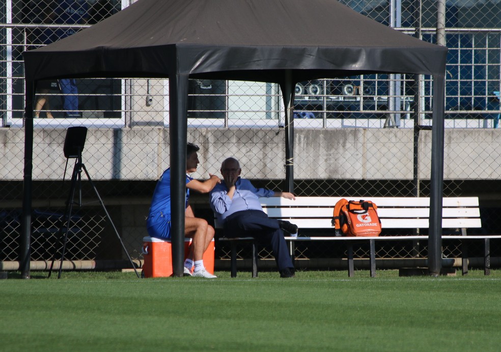 Renato Gaúcho e Romildo Bolzan conversam durante treino do Grêmio — Foto: Eduardo Moura
