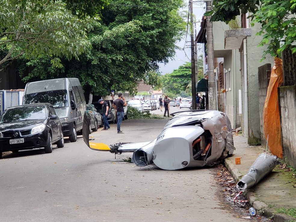 Área em que aeronave caiu foi isolada em Ubatuba — Foto: Wilson Araújo/ TV Vanguarda