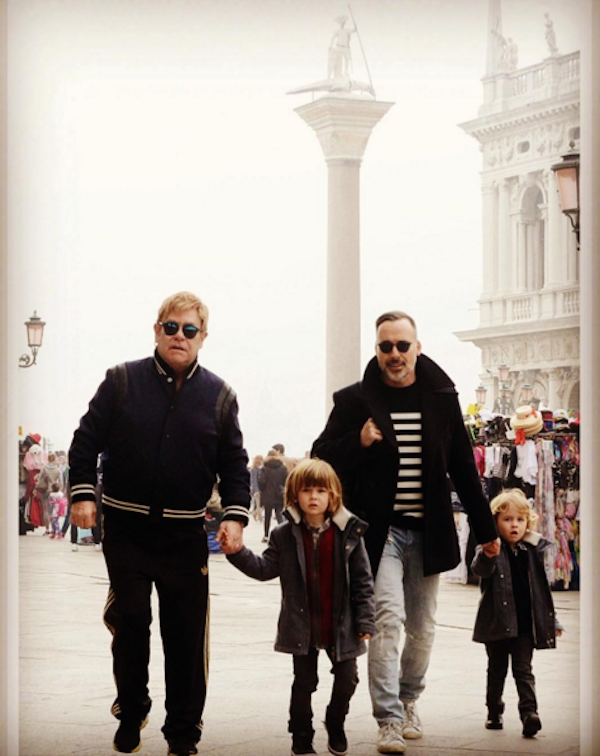 O cantor Elton John, seu marido, David Furnish, e seus filhos (Foto: Instagram)