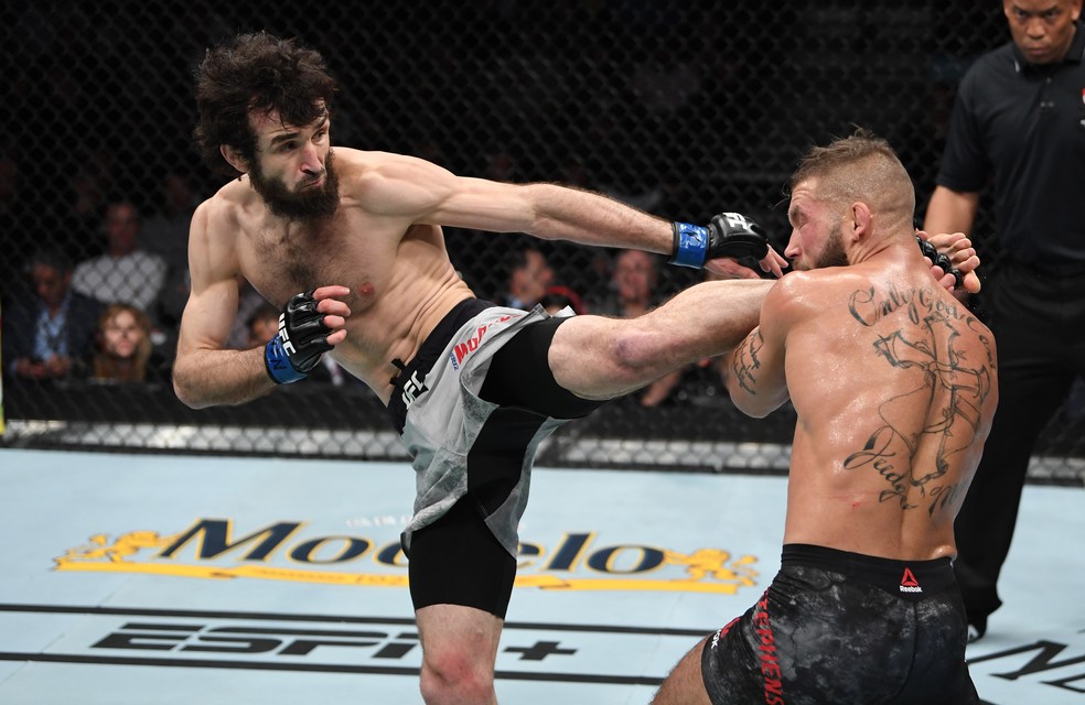 Zabit Magomedsharipov acerta um chute alto em Jeremy Stephens â?? Foto: Jeff Bottari/Getty Images