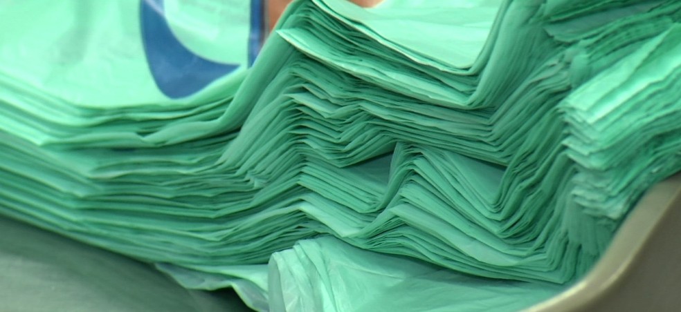 Empresas ficarão proibidas de distribuir saquinhos descartáveis para consumidores. — Foto: Reprodução/TV Rio Sul