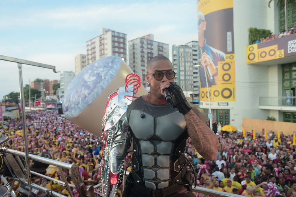 Léo Santana anima multidão no segundo dia de carnaval em Salvador — Foto: Enaldo Pinto/Ag Haack