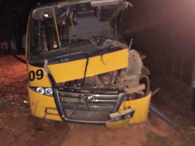 Motorista de ônibus escolar bate em carreta e fica gravemente