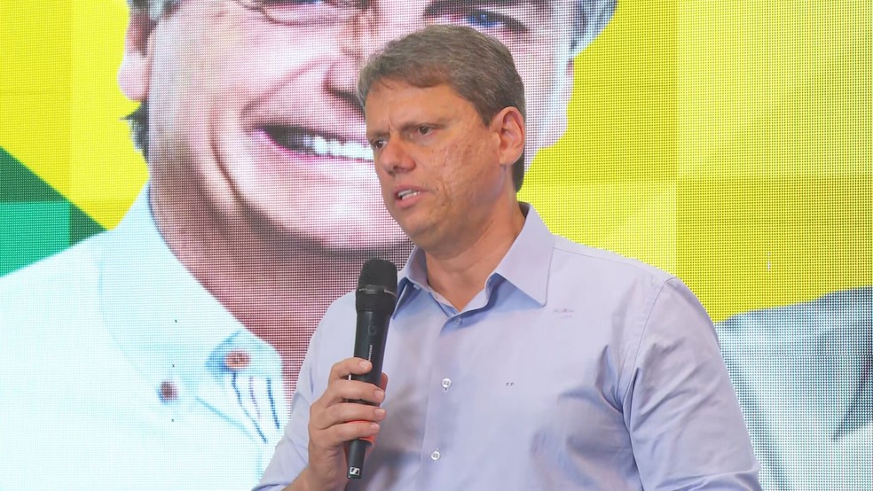 Tarcísio de Freitas (Republicanos) durante coletiva de imprensa para falar sobre a troca de tiros em Paraisópolis, Zona Sul de SP, nesta segunda-feira (17). — Foto: Reprodução/TV Globo 