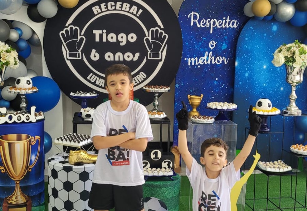 Tiago (ajoelhado e de luva) ganhou festa de aniversário com tema de Luva de Pedreiro na Bahia — Foto: Arquivo Pessoal