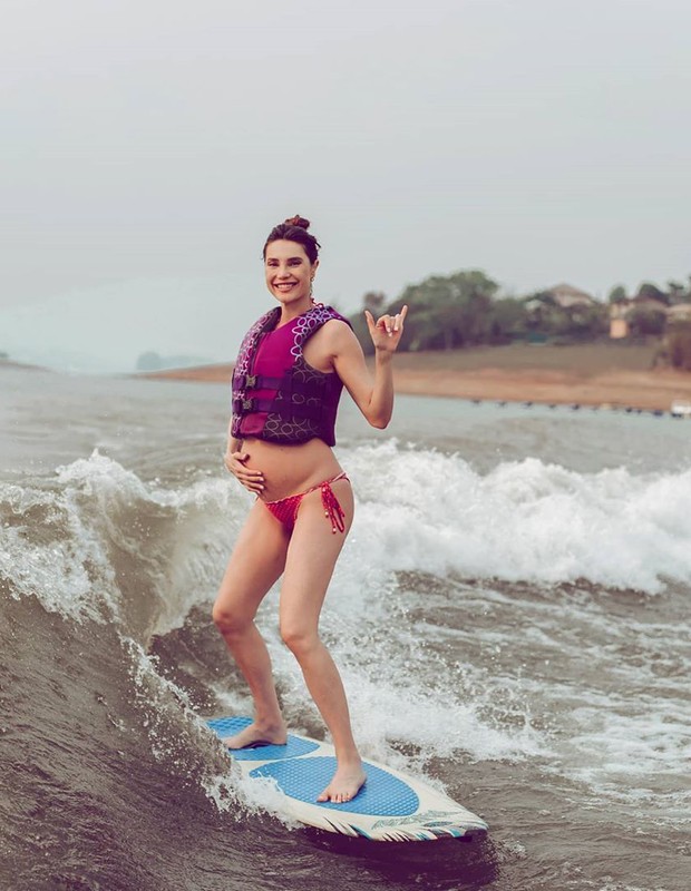 Grávida, Julia Pereira pratica wakesurf (Foto: Reprodução/Instagram)