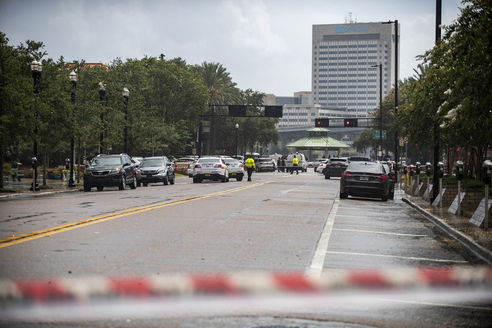 Carros da polícia bloqueiam uma rua que conduz à área de Jacksonville Landing, no centro de Jacksonville, na Flórida (Foto: Laura Heald/AP)