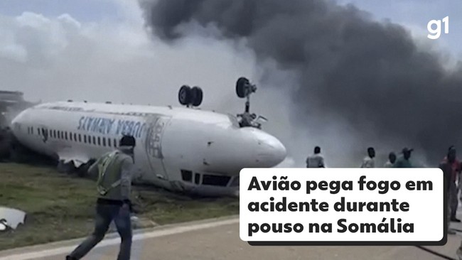 Avião pega fogo em acidente durante pouso na Somália