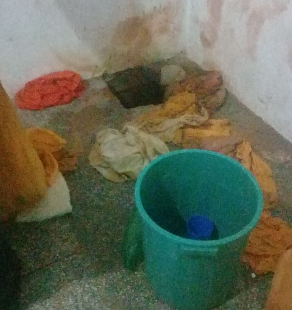 Buraco aberto pelos presos começava na cela e tinha saída na área externa da unidade — Foto: Divulgação