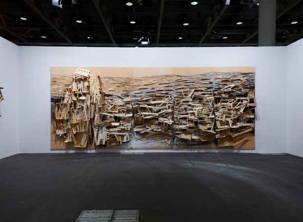 Os grandes painéis de Tadashi Kawamata retratam vastos panoramas de destruição causados ​​pela colisão de agentes humanos e naturais (Foto: Art Basel / Divulgação)