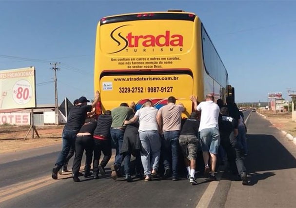 Ônibus que levava Paula Fernandes para no meio da estrada no Piauí por problemas técnicos (Foto: Reprodução/Instagram) Ônibus que levava Paula Fernandes para no meio da estrada no Piauí por problemas técnicos (Foto: Reprodução/Instagram)