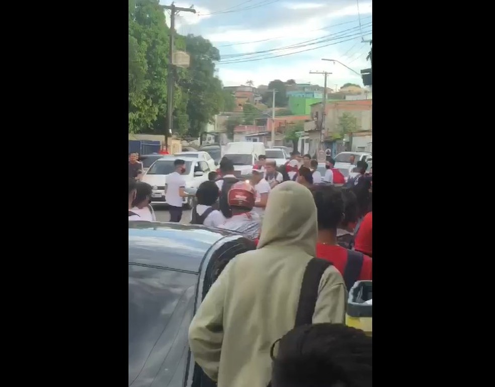 Confus&atilde;o na porta de escola deixou um jovem morto em Manaus &mdash; Foto: Reprodu&ccedil;&atilde;o