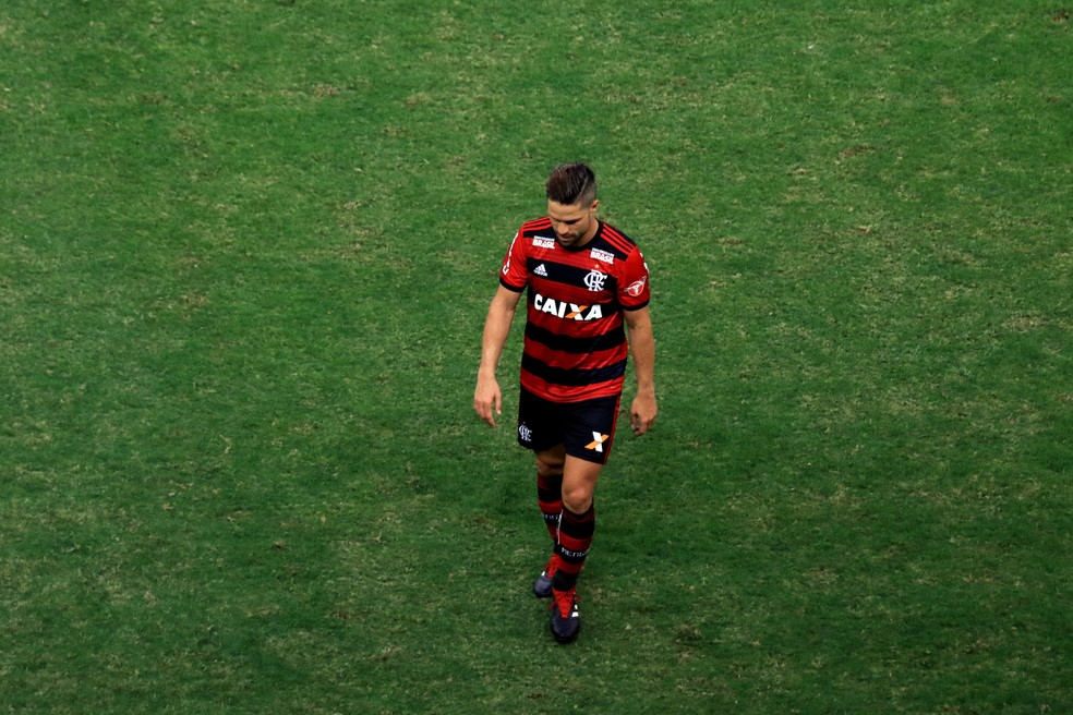 Diego ao ser expulso em Flamengo x Vasco — Foto: Cláudio Reis/Agência Estado