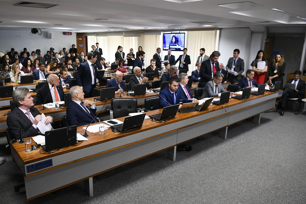 Senadores reunidos nesta quarta-feira (30) durante sessão da Comissão de Constituição e Justiça (CCJ) — Foto: Pedro França/Agência Senado