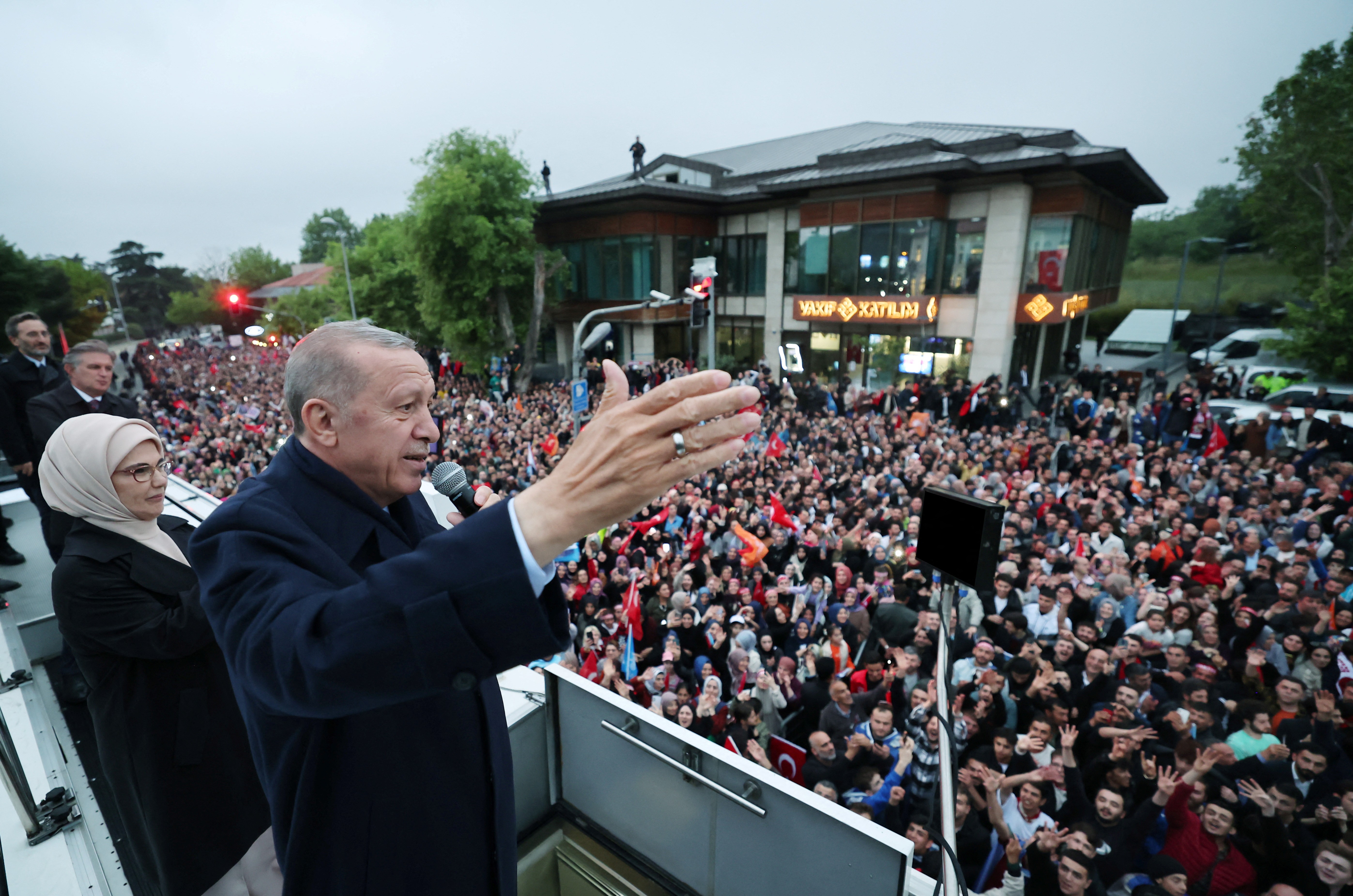 
Após vitória eleitoral, Erdogan atira para todo lado
