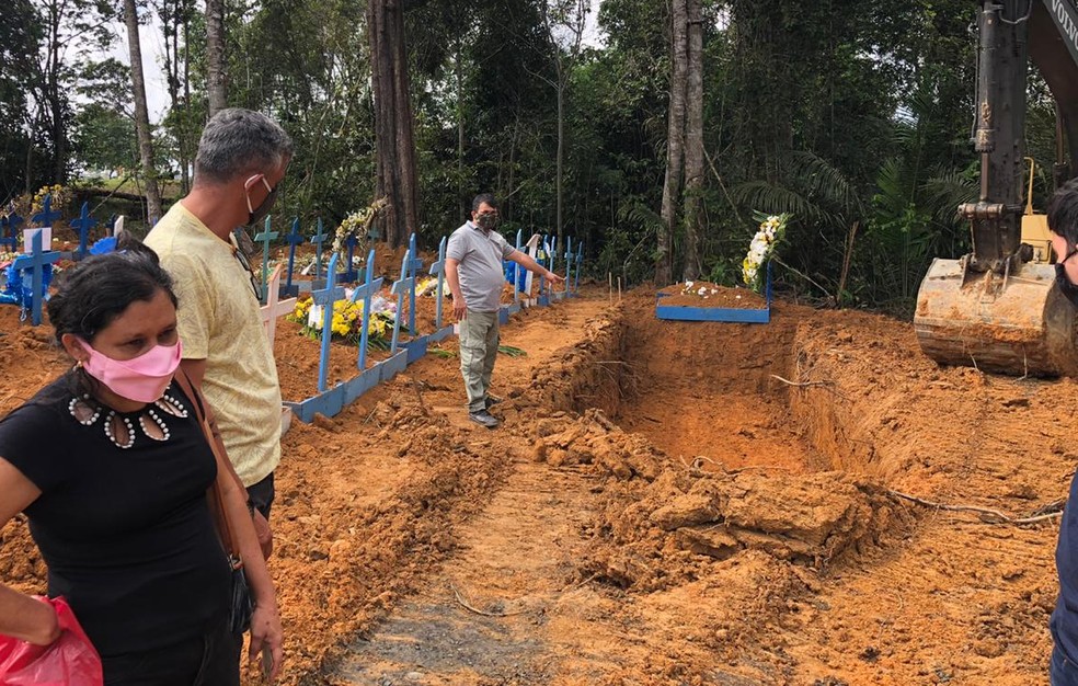 Familiar critica enterros em valas comuns, em Manaus. — Foto: Rebeca Beatriz/G1 AM
