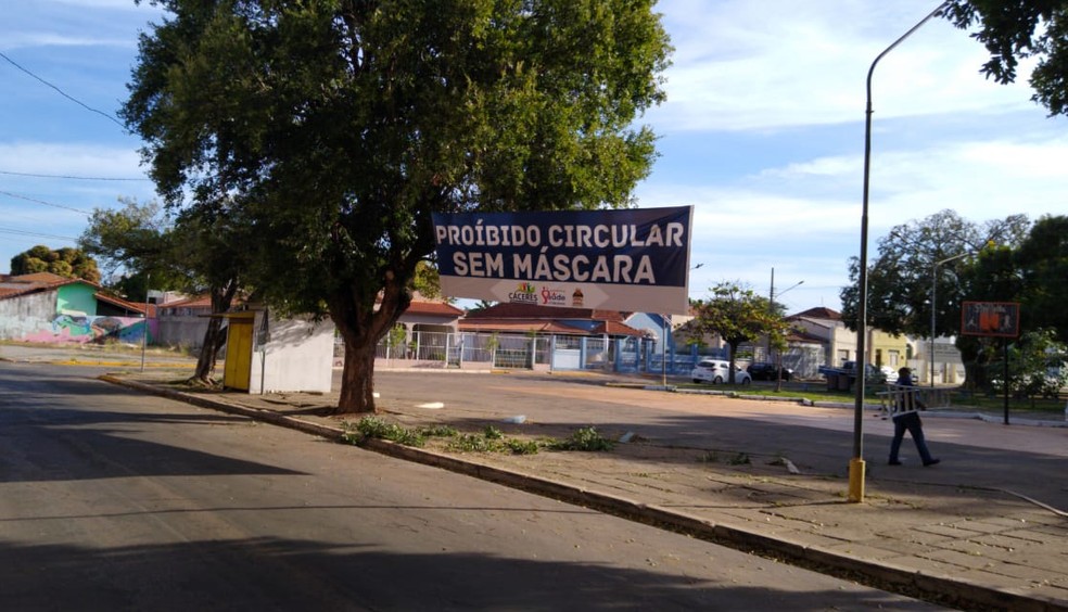 Cartazes sobre medidas preventivas contra a Covid-19 são colocadas em Cáceres (MT) — Foto: Jair Aparecido/Secretaria de Assistência Social de Cáceres 