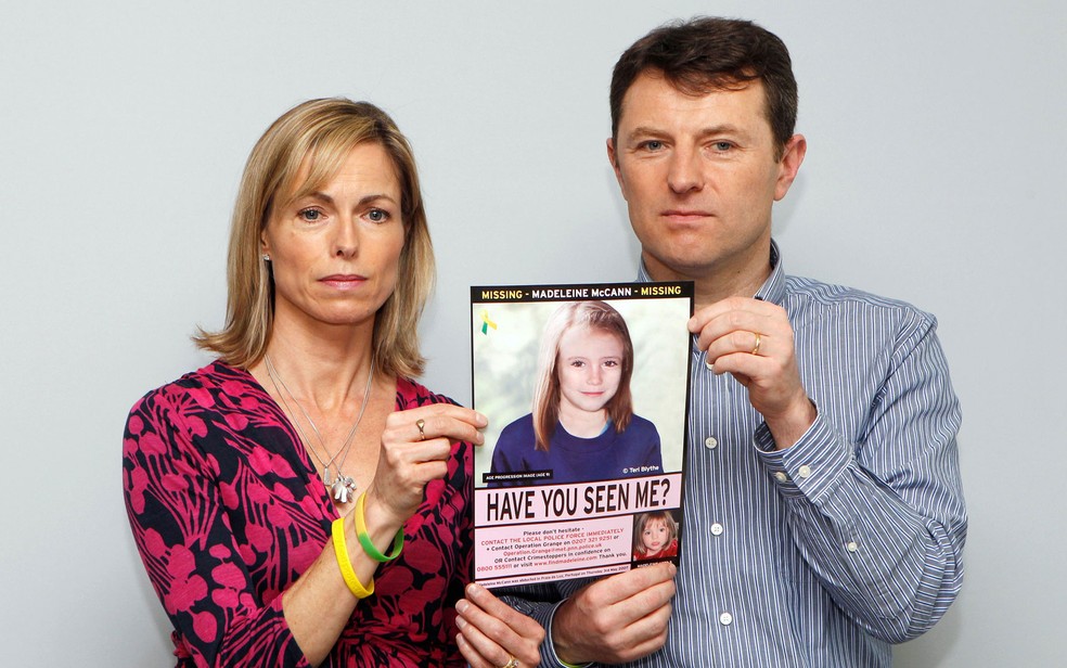 Kate e Gerry McCann exibem uma imagem gerada por computador que simula como Madeleine McCann poderia estar na época, em foto de 2 de maio de 2012 — Foto: Reuters/Andrew Winning