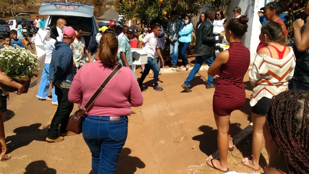 Corpo de Pedro Augusto Ferreira Alves foi sepultado por volta das 10h30 em Carmo do Paranaíba — Foto: Paulo Barbosa/TV Integração