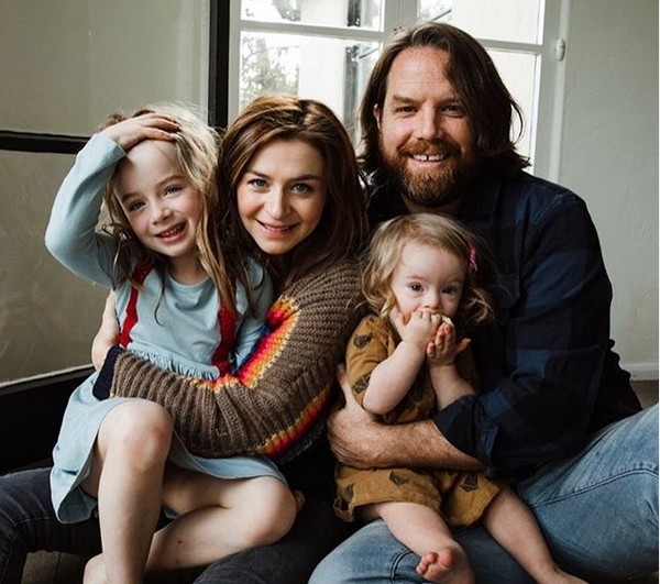 A atriz Caterina Scorsone com o ex-marido e duas das três filhas (Foto: Instagram)