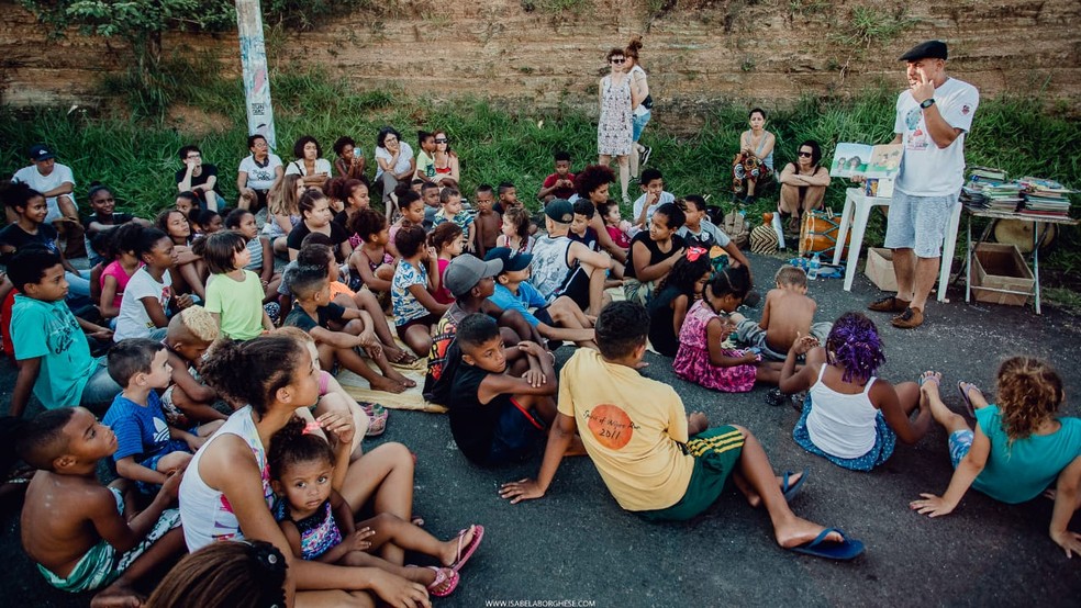 Evair Sousa durante projeto literário em bairro de Piracicaba — Foto: Isabela Borghese