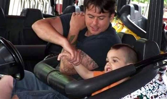 O padrasto e Logan em um parque de diversões (Foto: Reprodução)