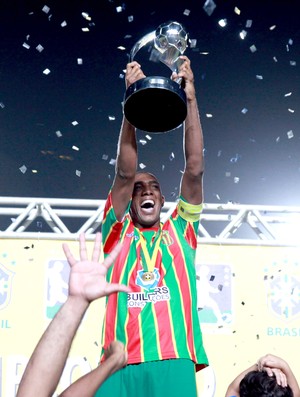 Arlindo Maracanã levanta o troféu da Série D (Foto: Biné Morais/O Estado)