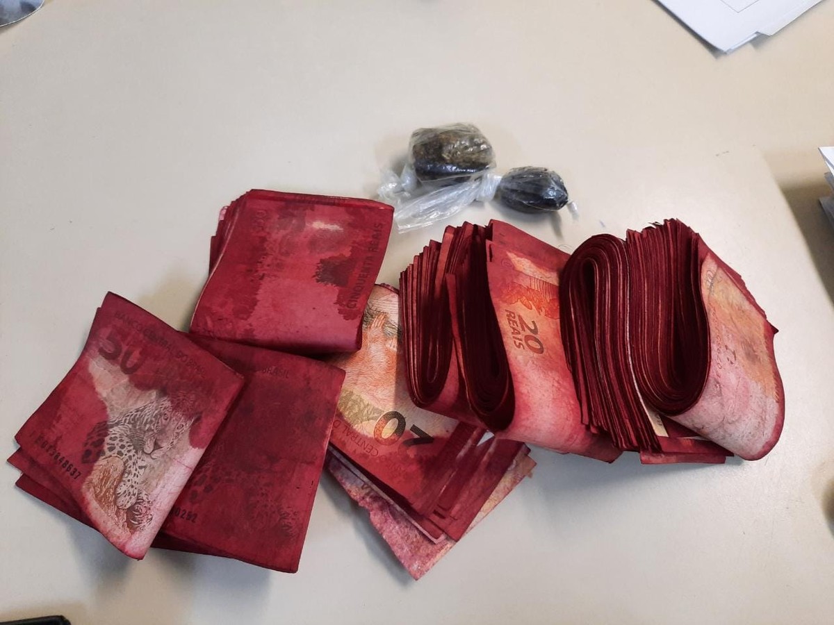 Trio suspeito de roubo a banco é preso em Salvador com mais de R$ 6 mil pintados com tinta colorida - Vimarsana News