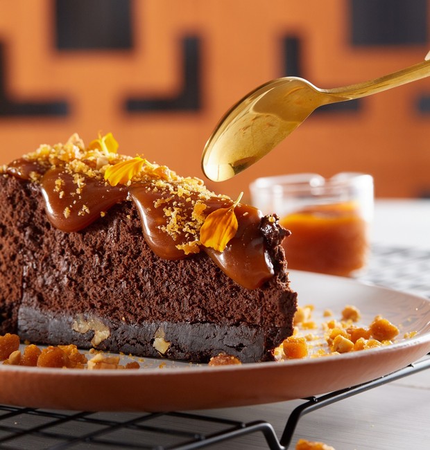 Torta gelada de brownie com caramelo salgado e pé-de-moleque tem camadas com diferentes texturas (Foto: Rodolfo Regini / Divulgação)
