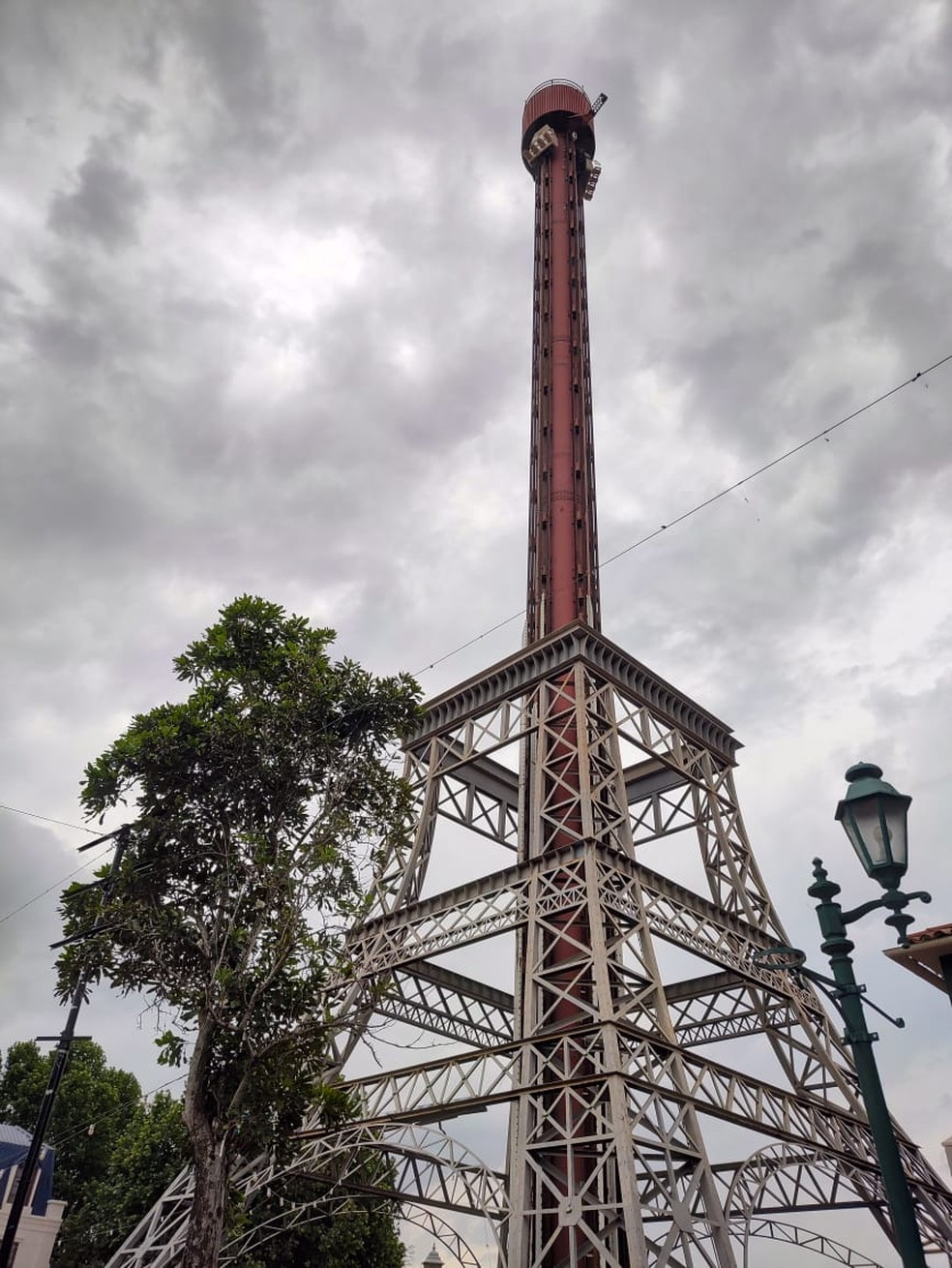 Torre de queda livre no Hopi Hari, desativada desde 2012 — Foto: Patrícia Teixeira/g1