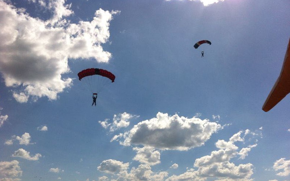 Salto de paraquedas que Lucimar (à esquerda) ganhou de presente dos filhos e netos. (Foto: Arquivo pessoal.)